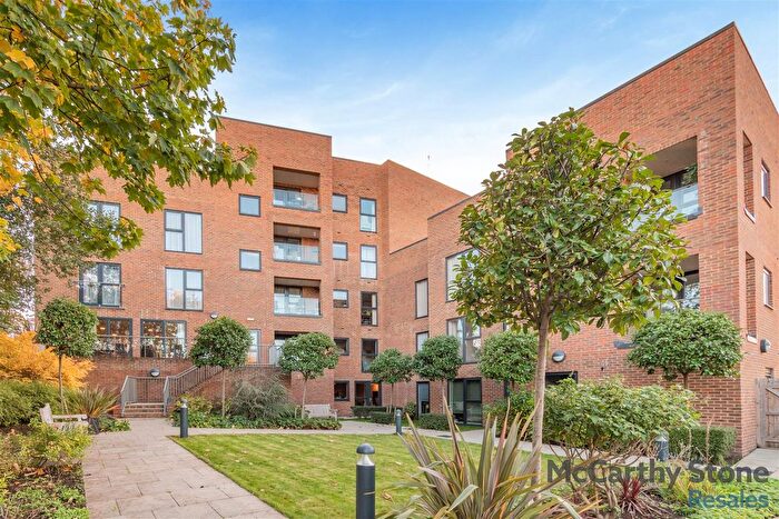 2 Bedroom Flat For Sale In Lewis House, Beulah Hill, London, SE19