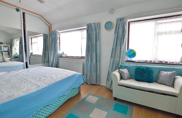 2 Bedroom Terraced House For Sale In Gascons Grove, Slough, SL2
