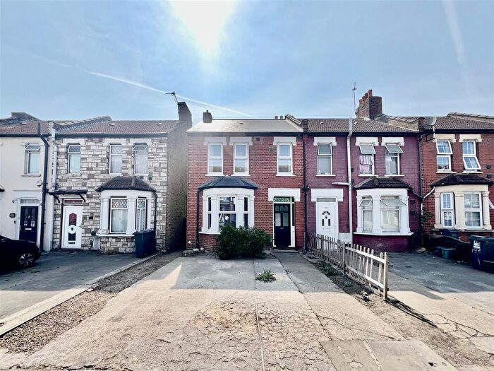 3 Bedroom End Of Terrace House For Sale In Kingsley Road, Hounslow, TW3