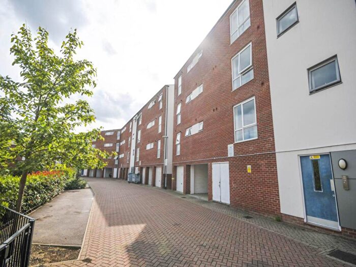 3 Bedroom Flat For Sale In Aviation Avenue, Hatfield, Hertfordshire, AL10