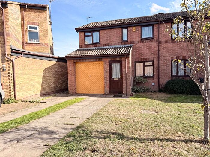 3 Bedroom End Of Terrace House For Sale In Blunden Close, Dagenham, Redbridge, RM8