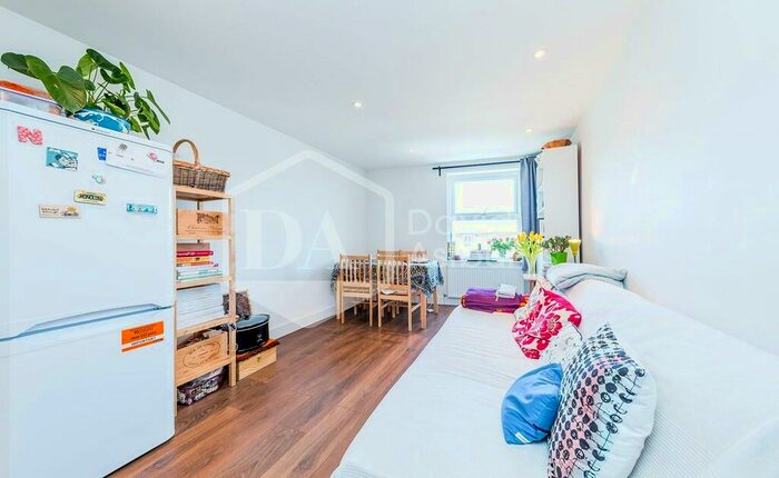 2 Bedroom Apartment To Rent In Wightman Road, Turnpike Lane, London, N8