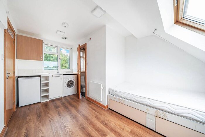 Studio To Rent In Almond Avenue, Ealing, W5