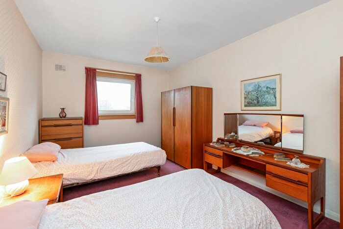 2 Bedroom Flat For Sale In / West Craigs Crescent, Edinburgh, EH12