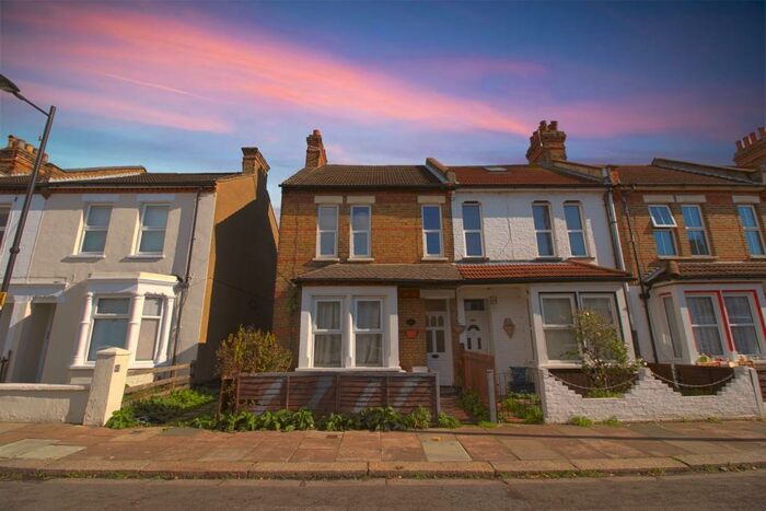 1 Bedroom Flat To Rent In Stromness Road, SS2