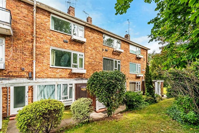 2 Bedroom Apartment For Sale In Linden Court, Leatherhead, KT22