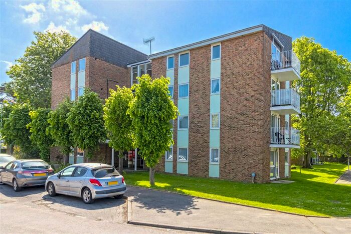 2 Bedroom Flat To Rent In Dorchester Gardens, Worthing, BN11