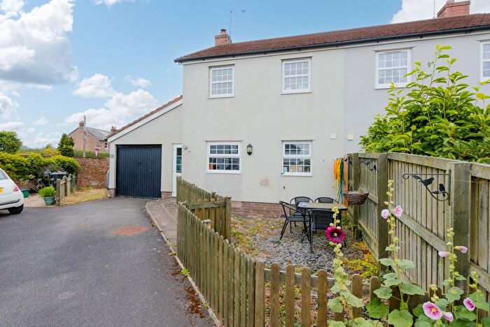 3 Bedroom Semi-Detached House For Sale In Iter Park, Bow, EX17