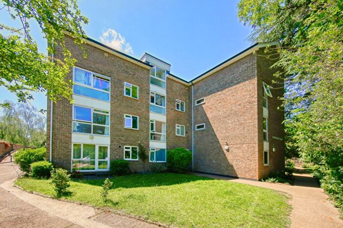 1 Bedroom Flat For Sale In Fairfax Road, Teddington, TW11