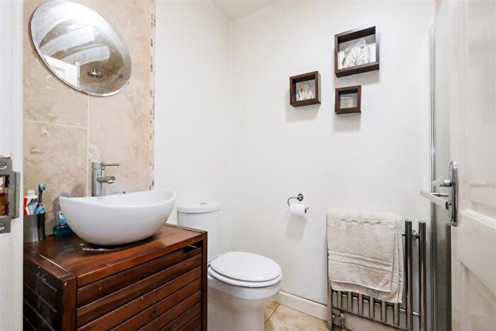 3 Bedroom End Of Terrace House For Sale In Kimberley Road, North Chingford, E4