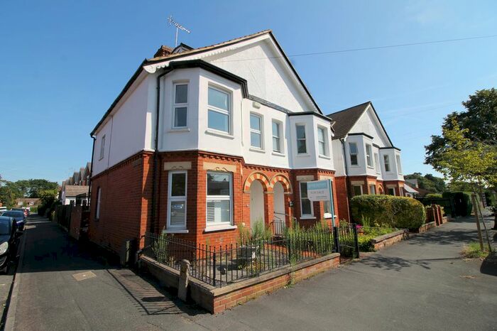 4 Bedroom Semi-Detached House To Rent In Reading Road, Farnborough, Hampshire, GU14