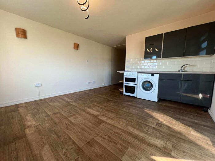 2 Bedroom Flat To Rent In Burke Drive, Southampton, Hampshire, SO19