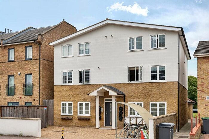 2 Bedroom Flat For Sale In Finsbury Road, London, N22