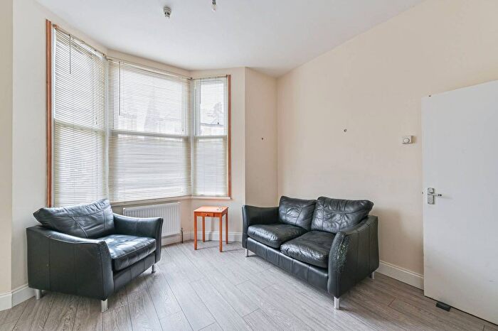 1 Bedroom Flat For Sale In Longley Road, Tooting, London, SW17