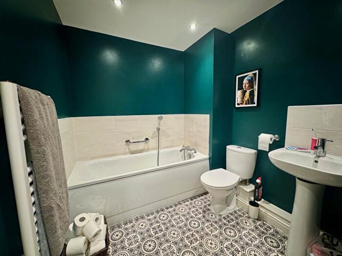 2 Bedroom Flat To Rent In Edge Street, Aylesbury, HP19