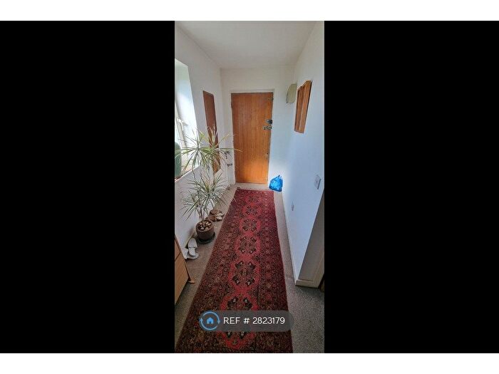 2 Bedroom Flat To Rent In Chamberlain Close, Ilford, IG1