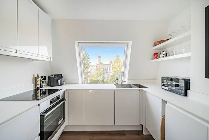 2 Bedroom Maisonette For Sale In Hazlebury Road, Sands End, London, SW6