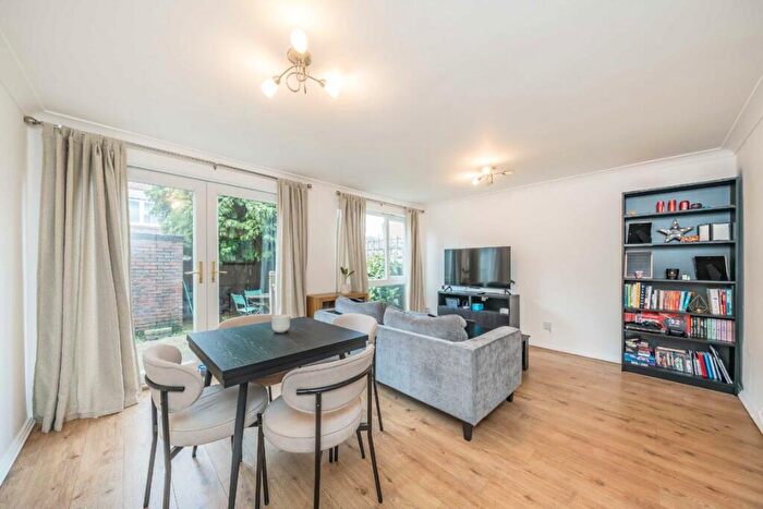 2 Bedroom Flat To Rent In Larch Close, Balham, SW12
