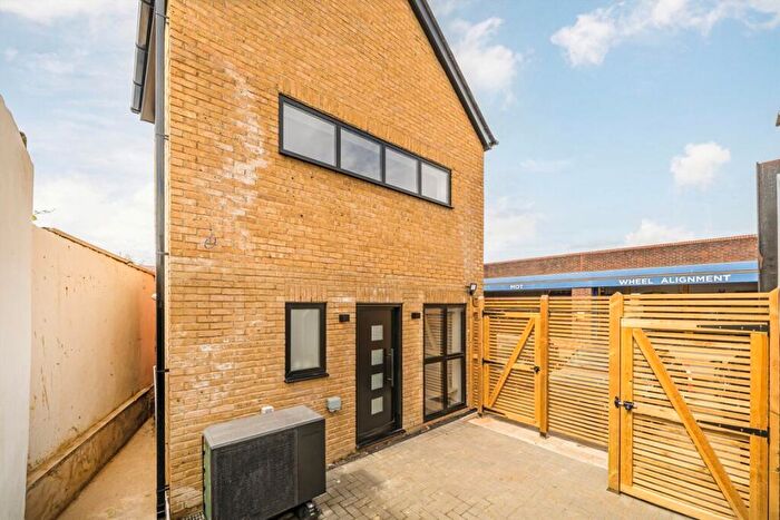 2 Bedroom Detached House To Rent In Brighton Road, Kingston, KT6