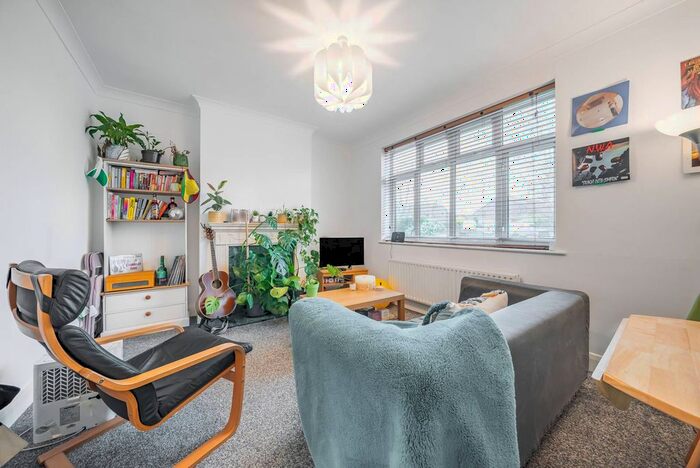 2 Bedroom Flat To Rent In Balham High Road, Tooting Bec, London, SW17