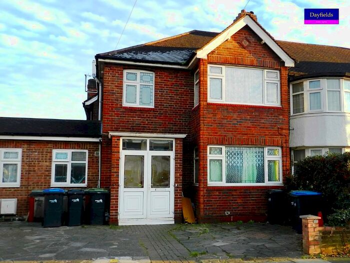1 Bedroom Flat To Rent In Dimsdale Drive, Enfield, Middlesex, EN1