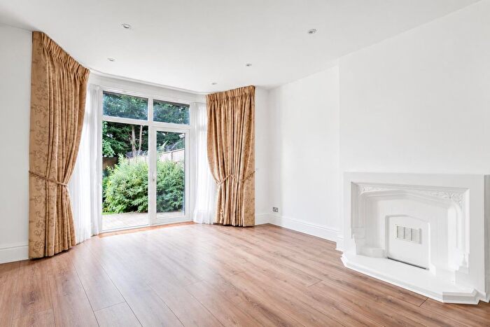3 Bedroom Flat To Rent In Hoop Lane, Golders Green, London, NW11
