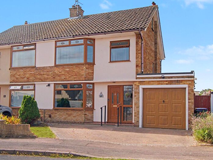 3 Bedroom Semi-Detached House For Sale In Holt Farm Way, Rochford, SS4