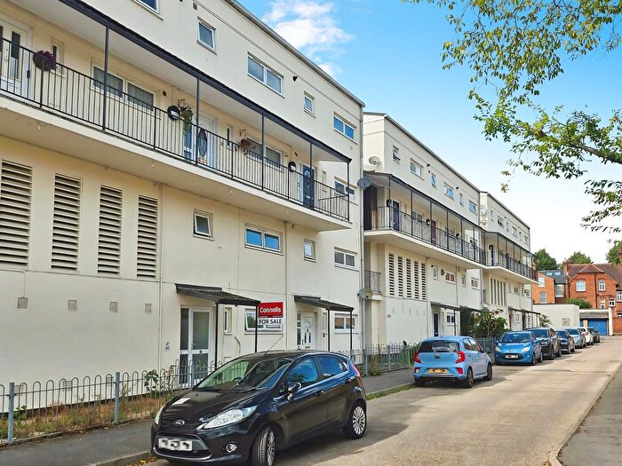 3 Bedroom Flat For Sale In Kennedy Square, Leamington Spa, CV32