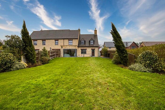 3 Bedroom Semi-Detached House For Sale In Park Farm Place, Northmoor, OX29