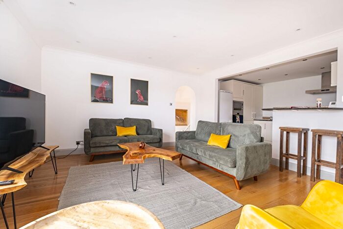 3 Bedroom Flat To Rent In Raymond Road, London, SW19