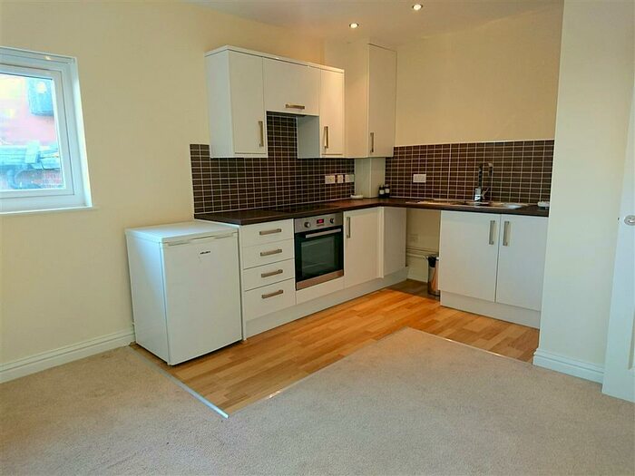 1 Bedroom Flat To Rent In The Kingsway, Swansea, SA1