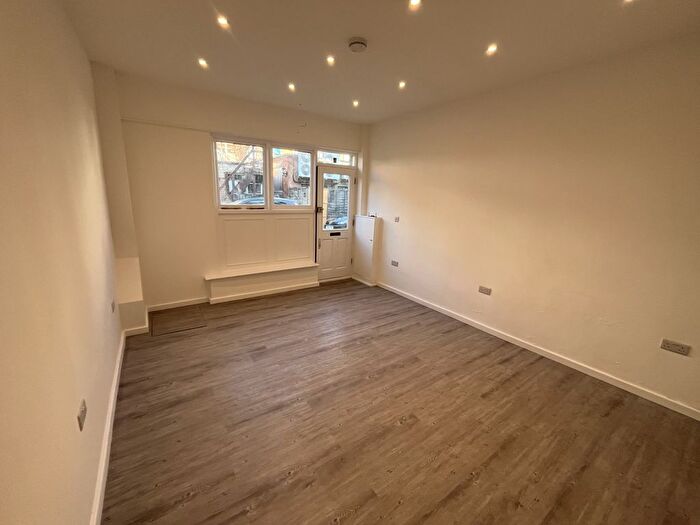 Studio To Rent In Accommodation Road, London, NW11