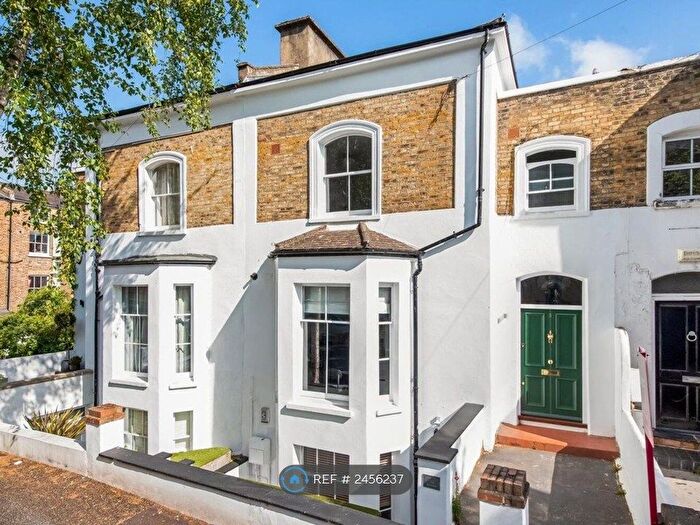 2 Bedroom Maisonette To Rent In Camden Hill Rd, London, SE19