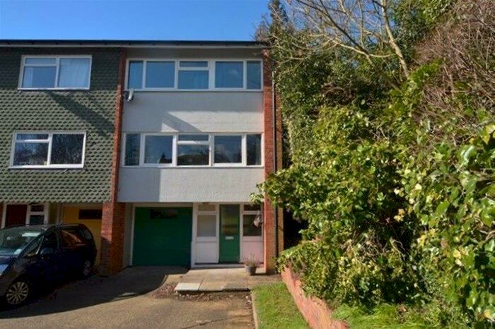 3 Bedroom House To Rent In Hillside Road, St Albans, AL1