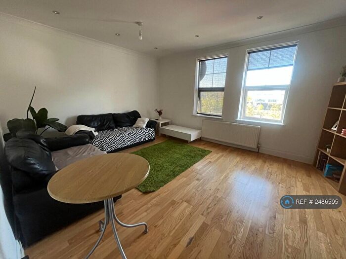3 Bedroom Flat To Rent In Springfield Road, London, N11