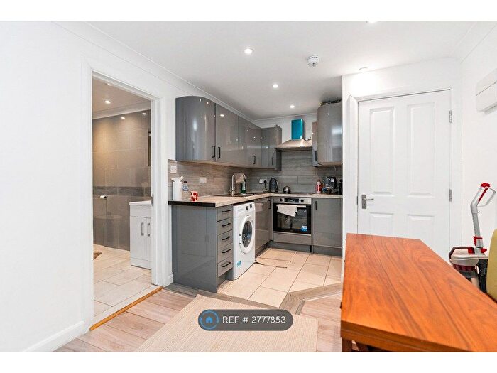 2 Bedroom Flat To Rent In West Street, Brighton, BN1