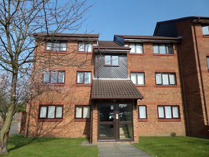 2 Bedroom Flat To Rent In Tudor Close, Hatfield, AL10