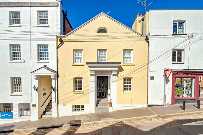 2 Bedroom Apartment For Sale In Lower Dagnall Street, St. Albans, Hertfordshire, AL3