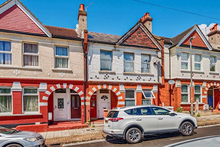 3 Bedroom Maisonette For Sale In Salterford Road, Tooting, London, SW17
