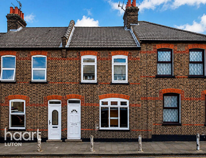 3 Bedroom Terraced House For Sale In Ashton Road, Luton, LU1