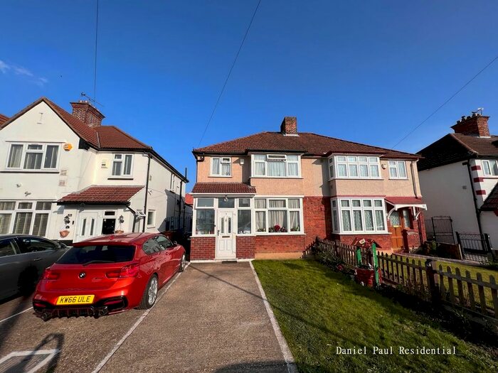 3 Bedroom Semi-Detached House To Rent In The Warren, Hounslow, TW5