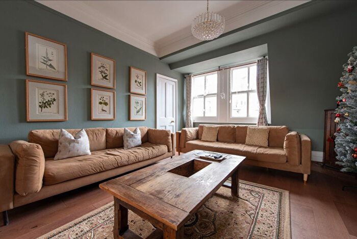 4 Bedroom Flat For Sale In Kensington Court, London, W8