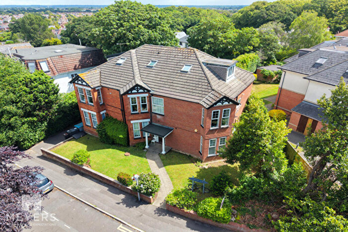 2 Bedroom Apartment For Sale In Irving Road, Bournemouth, BH6