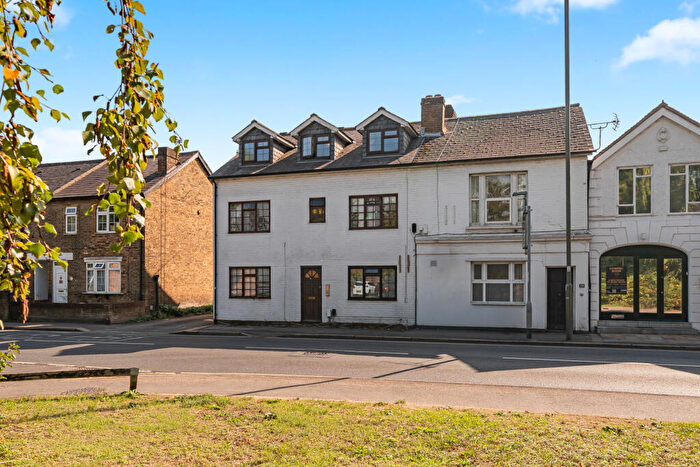 1 Bedroom Flat For Sale In Station Road, Addlestone, Surrey, KT15