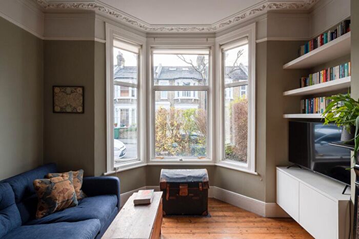 2 Bedroom Flat For Sale In Leybourne Road, Bushwood, London, E11