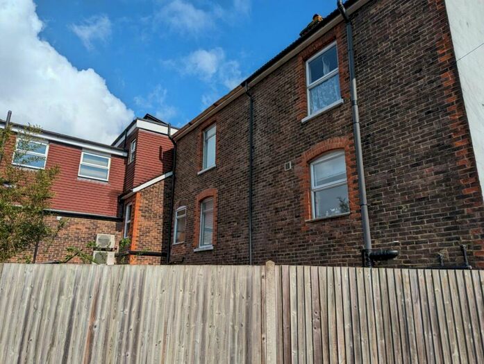 1 Bedroom Flat To Rent In Victoria Road, Redhill, RH1