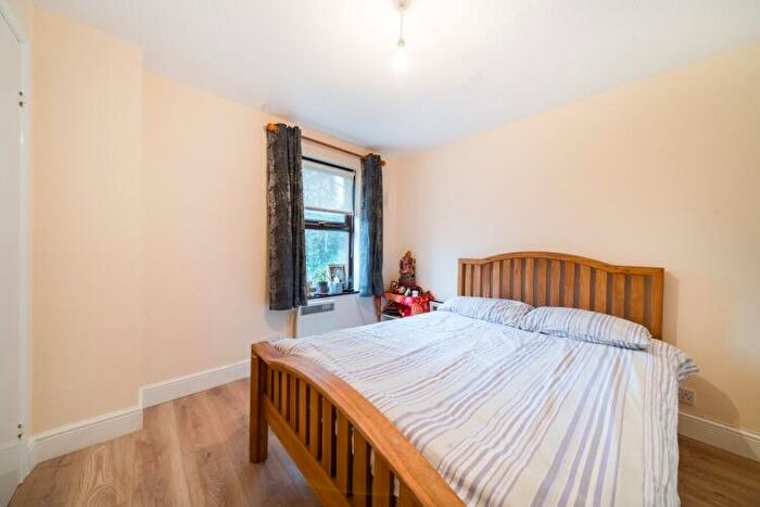 2 Bedroom Apartment To Rent In Grovelands Close London, SE5