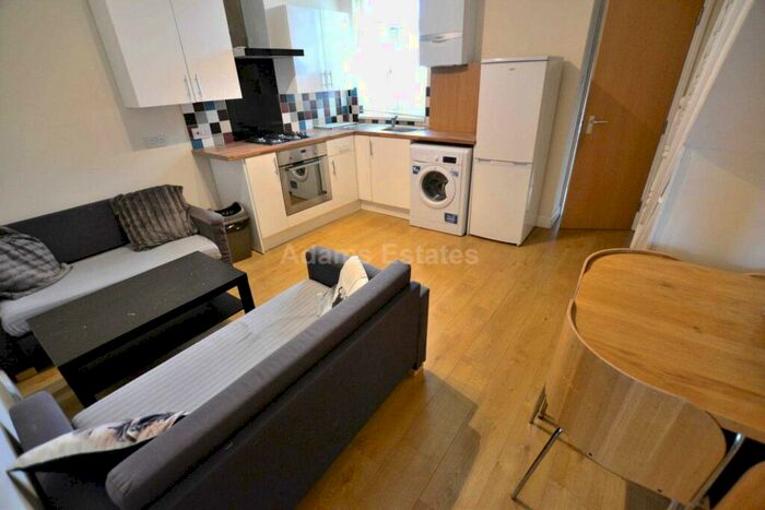 3 Bedroom Flat To Rent In Wokingham Road, Reading, RG6