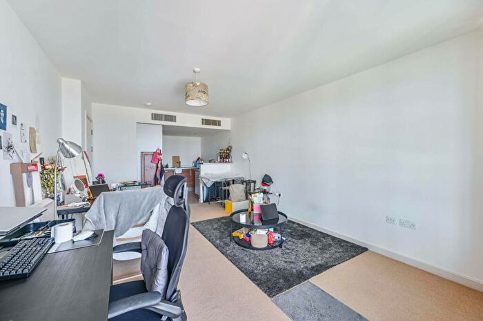 1 Bedroom Flat To Rent In Falcon Wharf, Battersea, London, SW11