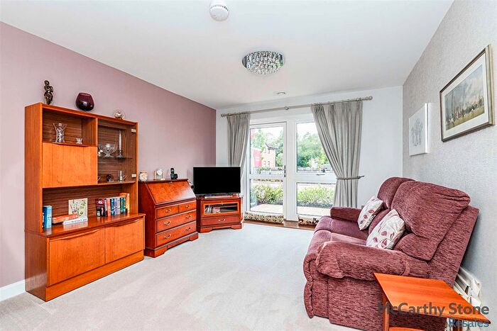 1 Bedroom Flat For Sale In London Road, Bagshot, GU19